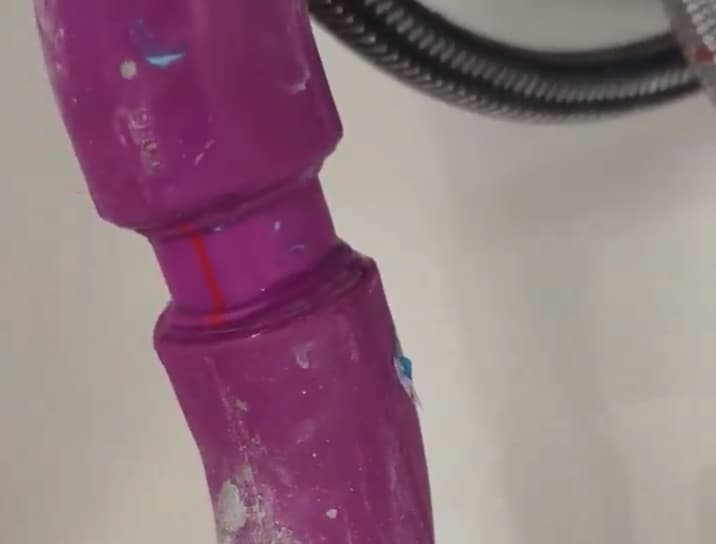 打开橱柜排查漏水点