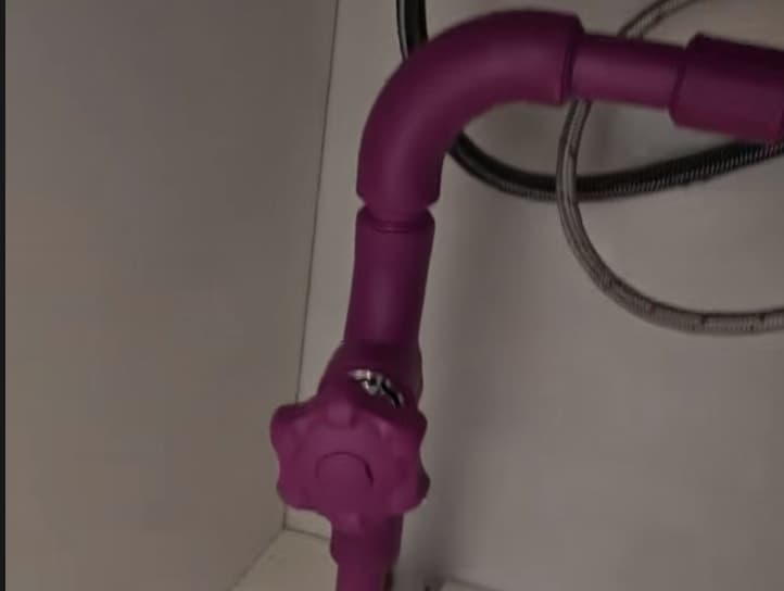清理橱柜水渍与通水测试