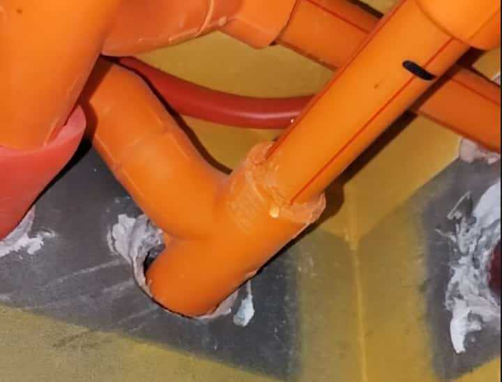 餐厅顶部墙角漏水排查