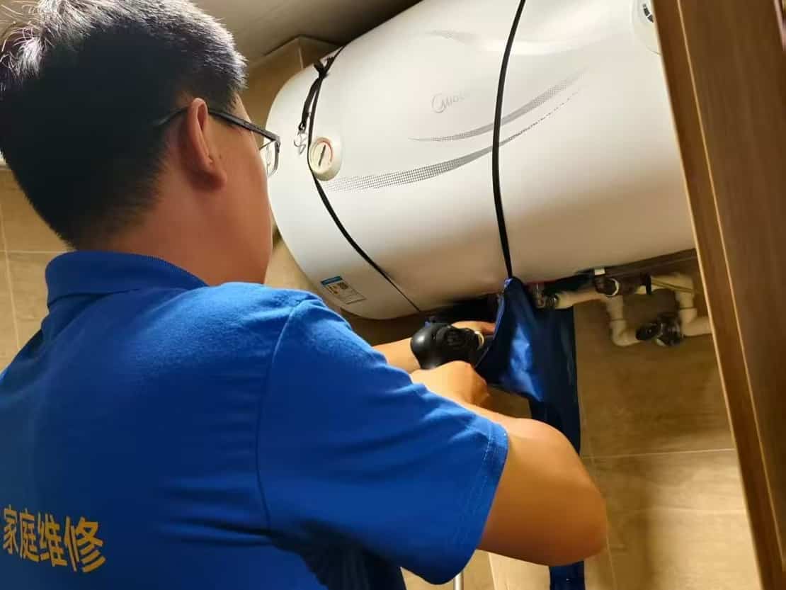 贵阳小河美的电热水器专业清洗特写与出水恢复效果图，一口价148元
