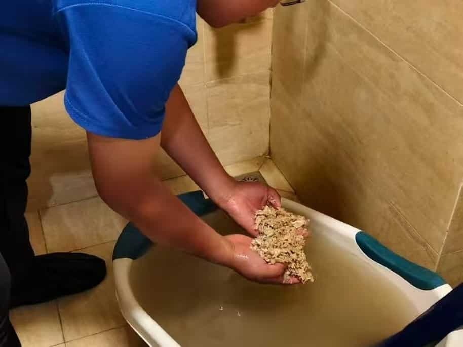贵阳小河美的电热水器清洗排出的脏污水垢实拍