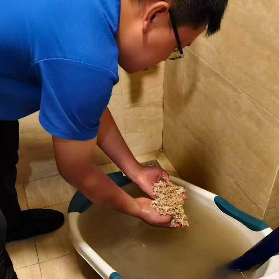 贵阳小河美的电热水器清洗排出的脏污水垢实拍