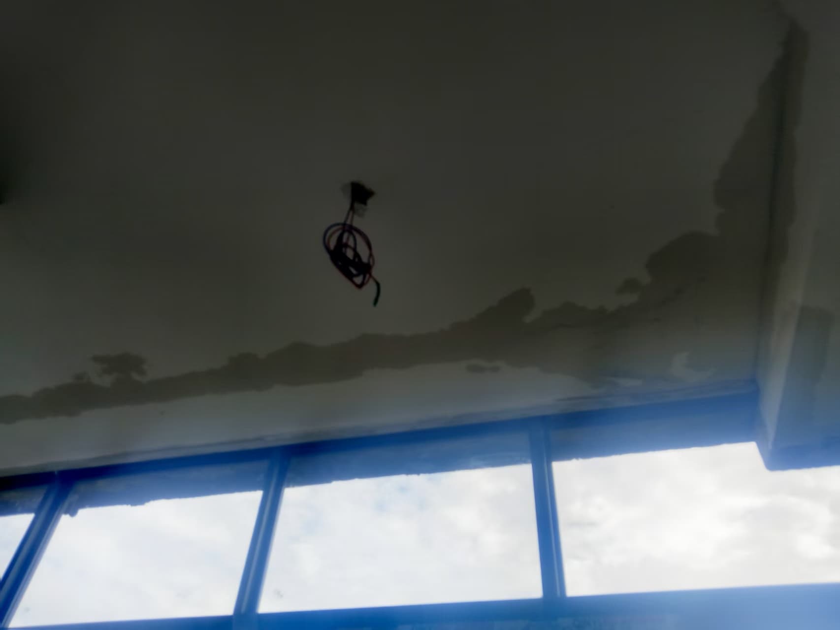 花溪区老石园村屋面漏水检测修前实拍，技术员排查预制板渗漏点