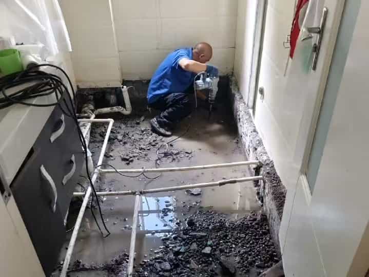 贵阳小河区卫生间漏水整体翻新修前实拍，旧瓷砖与砂浆层已剔除