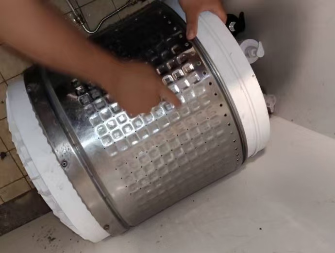 贵阳南明区海尔滚筒洗衣机深度拆洗后内筒干净效果图，一口价379元